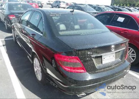 2009 Mercedes-Benz C300 z USA, uszkodzony, nr VIN WDDGF54X79R041094